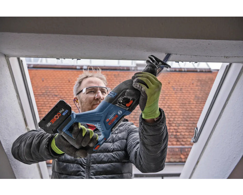Handwerker bei der Arbeit mit einer Bosch Säbelsäge an einem Dachfenster