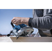 Handkreissäge beim Schneiden von Holzbrett. Bosch Logo.