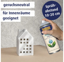 Helton Aqua Farbspraydose neben einem Hausmodell, geeignet für Innenräume, geruchsneutral, Sprühabstand 10 bis 20 Zentimeter