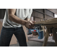 Handwerker sägt Holz mit einer Akku-Stichsäge von Bosch