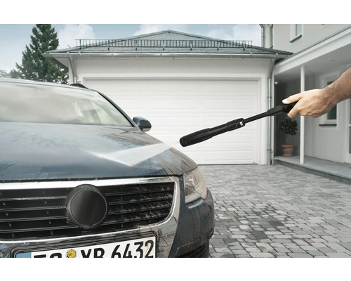 Ein Auto wird mit einem Hochdruckreiniger gereinigt.