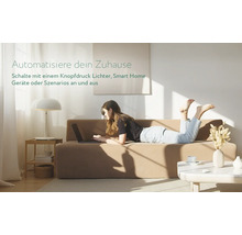 Frau liegt auf Sofa und bedient Laptop zur Heimautomatisierung