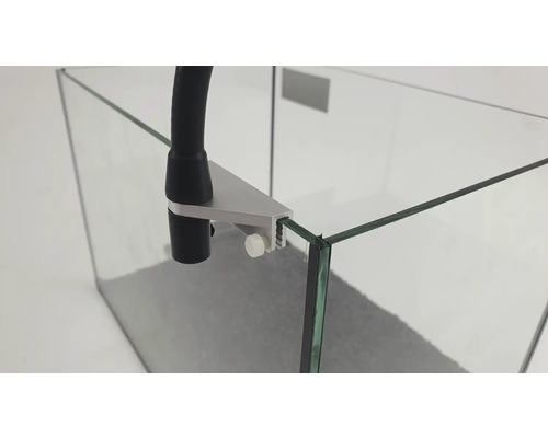 Nahaufnahme eines Glasaquariums mit Beleuchtungsklammer