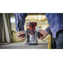 Einhell Akku Oberfräse im Einsatz auf einer Holzplatte