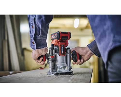 Einhell Akku Oberfräse im Einsatz auf einer Holzplatte