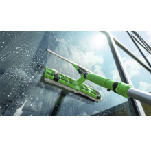 Fensterreinigung mit Fensterwischer und Teleskopstiel
