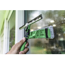 Fensterreinigungswerkzeug im Einsatz auf Glasoberfläche
