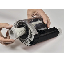 Ein Mann setzt einen Filter in einen Staubsauger.