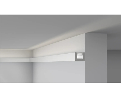 Innenraum mit angebrachten Lichtprofilen an Decke und Wand