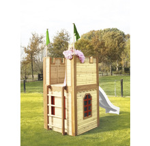 Spielturm aus Holz mit Rutsche und Leiter im Garten