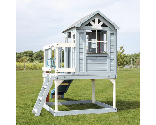 Spielhaus auf Stelzen mit Rutsche und Leiter im Garten