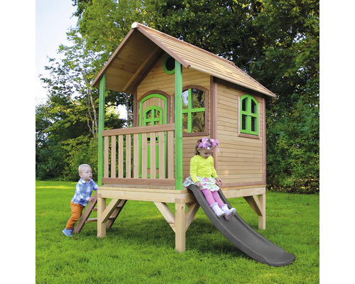 Spielhaus aus Holz mit Rutsche und zwei Kindern im Garten.