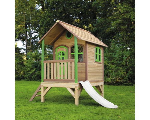 Holzspielhaus mit Rutsche und Leiter im Garten