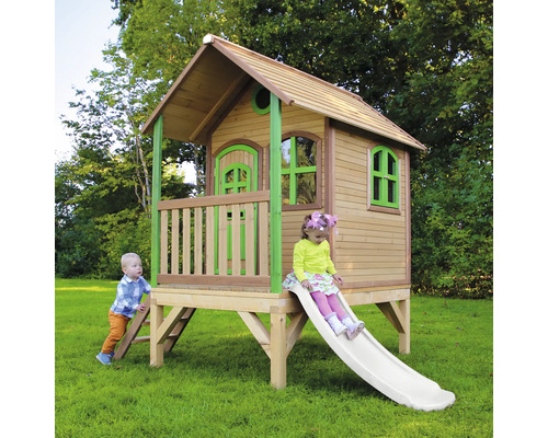 Holzspielhaus mit Rutsche und Leiter für Kinder im Garten