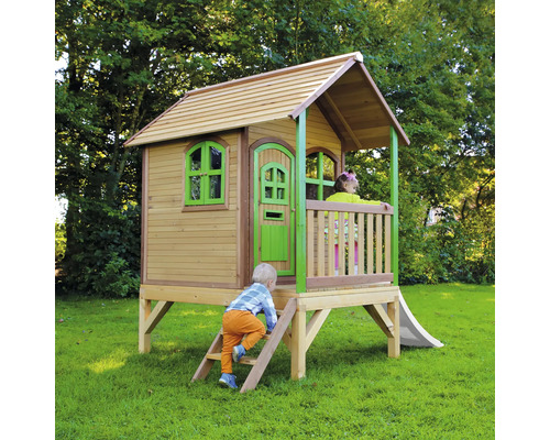 Holzspielhaus mit Rutsche und Kindern im Garten.