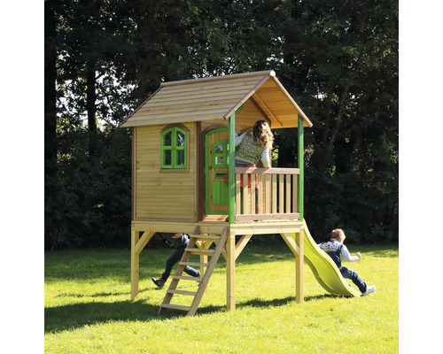 Kinderspielhaus aus Holz mit Rutsche und Leiter im Garten