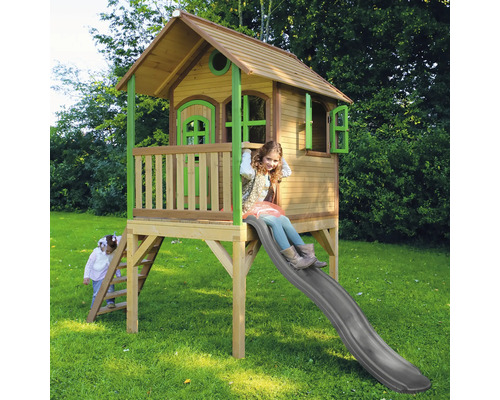 Spielhaus aus Holz mit Rutsche und zwei spielenden Kindern im Garten.
