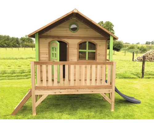 Holzspielhaus mit Veranda und Rutsche im Garten