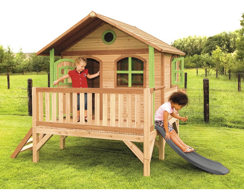 Spielhaus aus Holz mit Rutsche und zwei Kindern im Garten