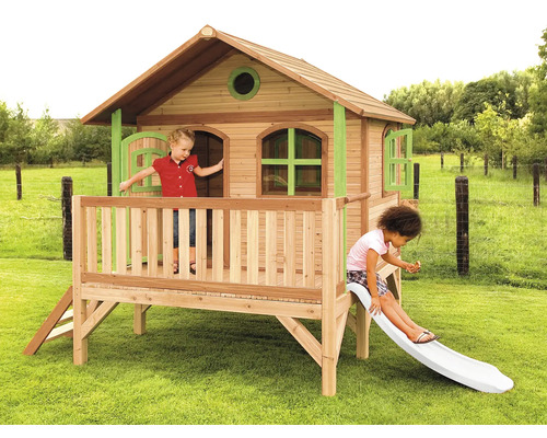 Holzspielhaus für Kinder mit Rutsche im Garten