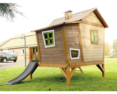 Holzspielhaus mit Rutsche im Garten