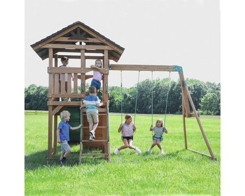 Spielplatz mit Schaukel und Turm für Kinder im Garten
