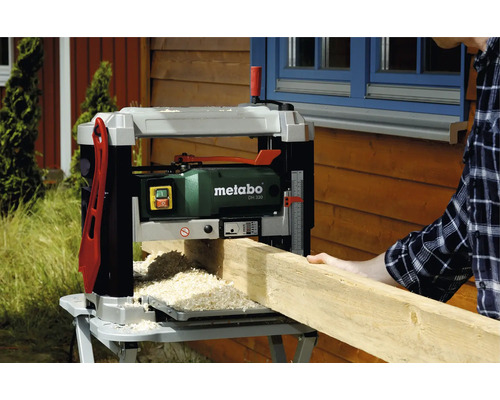 Metabo Hobelmaschine zum Bearbeiten eines Holzbretts