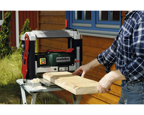 Ein Mann hobelt ein Holzbrett mit einer Metabo Hobelmaschine