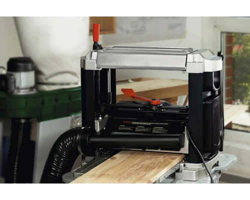 Hobelmaschine mit einem Holzbrett