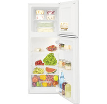 Geöffneter Kühlschrank gefüllt mit Lebensmitteln wie Obst, Gemüse und Milchprodukten.
