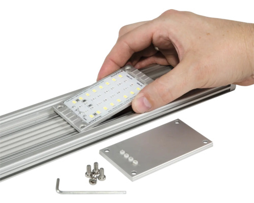 LED Leuchte wird in ein Aluminiumprofil eingesetzt, zusammen mit Schrauben und einem Inbusschlüssel.