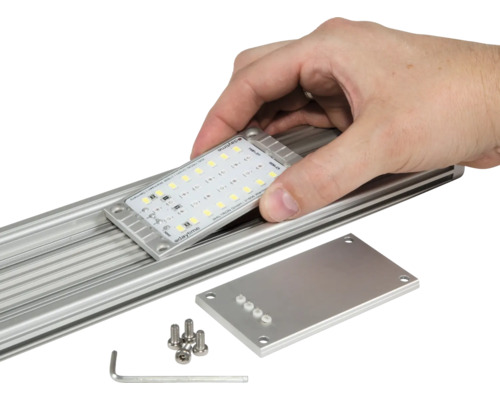 LED-Leuchte mit Schrauben und Montagewerkzeug
