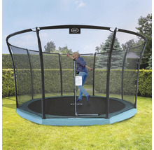 Trampolin mit Sicherheitsnetz im Garten, eine Person springt