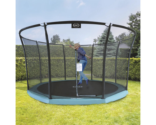 Trampolin mit Sicherheitsnetz im Garten, eine Person springt