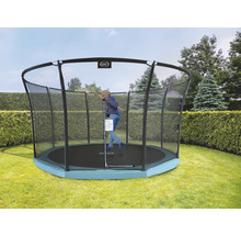 Kind springt auf einem Gartentrampolin mit Sicherheitsnetz und AXI Logo