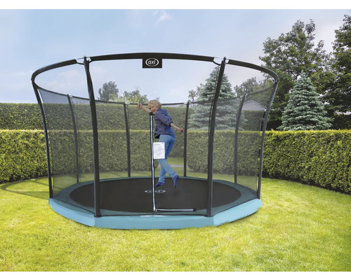 Kind springt auf einem Gartentrampolin mit Sicherheitsnetz und AXI Logo