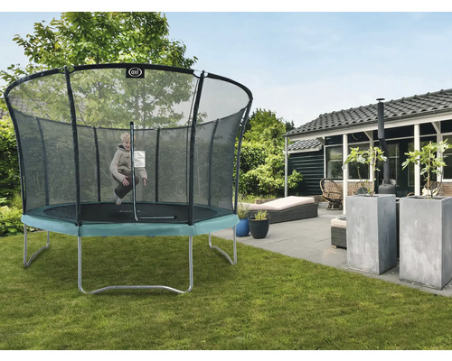 Trampolin mit Sicherheitsnetz im Garten mit einem Kind
