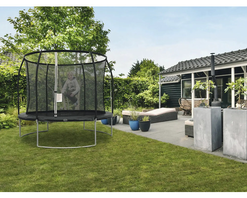 Gartenszene mit Trampolin inklusive Sicherheitsnetz