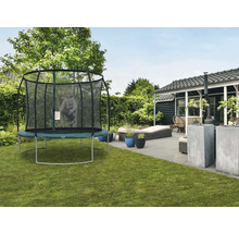 Gartenszene mit Trampolin, Terrasse und Wohnhaus