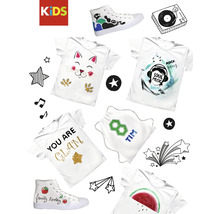 Verschiedene Kleidungsstücke und Accessoires für Kinder mit unterschiedlichen Designs.