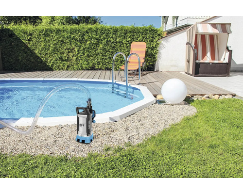 Garten mit Pool und Tauchpumpe