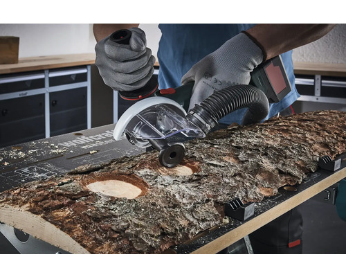 Aufsatzfräse im Einsatz zum Ausfräsen eines Holzstücks auf einer Werkbank.