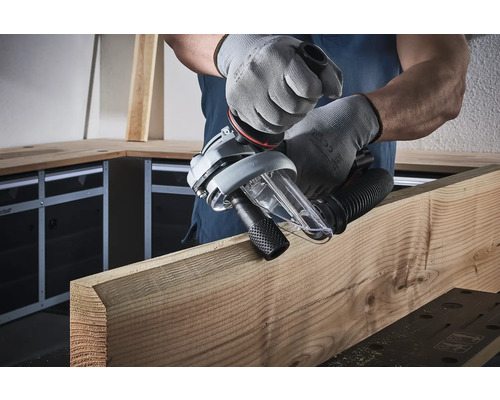 Mann bearbeitet Holz mit einem Elektrowerkzeug