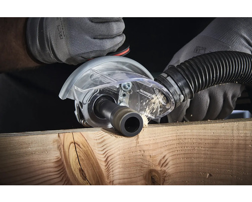 Nutfräse im Einsatz auf einem Holzbrett mit Späneflug