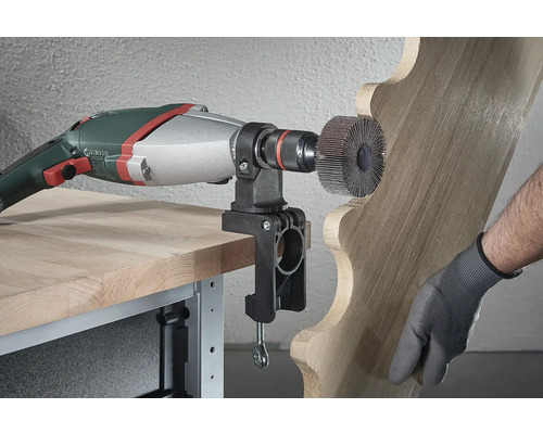 Elektrowerkzeug mit Schleifbürste und Tischhalterung beim Bearbeiten eines Holzstücks