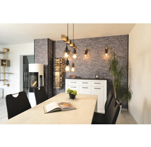 Esszimmer mit Esstisch, Stühlen, Kaminofen, Kommode und Beleuchtung