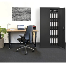 Büro mit Schreibtisch, Bürostuhl und geöffnetem Aktenschrank
