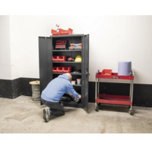 Werkstattszene mit Werkzeugschrank, Werkzeugwagen und Person