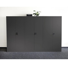Drei graue Stahlschränke mit Schlössern im Büro