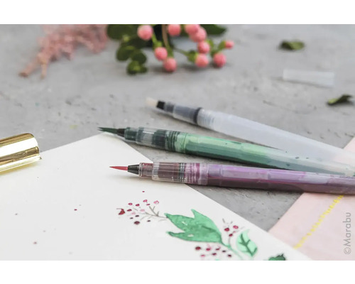 Drei Aquarellpinsel auf Papier mit Blumenzeichnung
